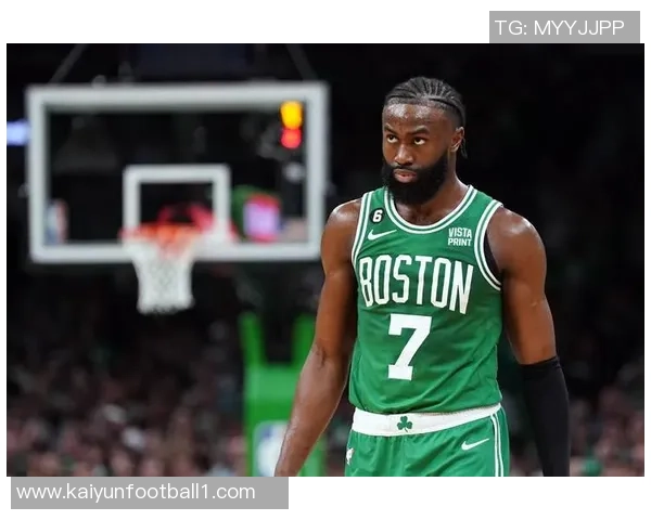 杰伦布朗赛场趣事发际线失守OG球衣遭殃引发球迷热议 杰伦布朗赛场趣事发际线失守OG球衣遭殃引发球迷热议