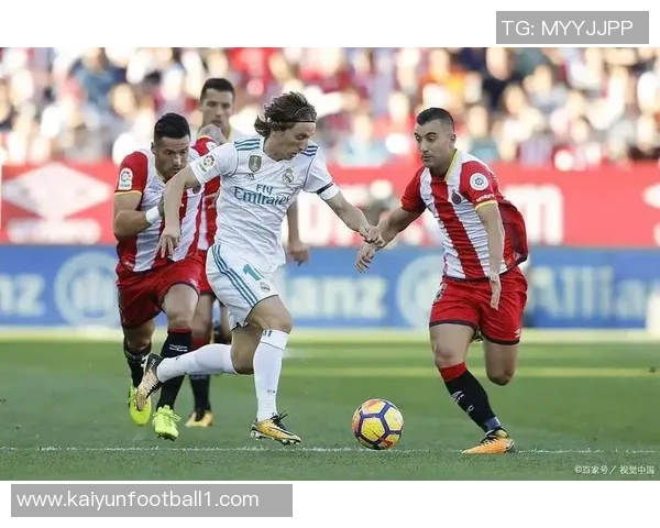 尤文图斯关注埃尔切中场门多萨面临曼城皇马激烈竞争